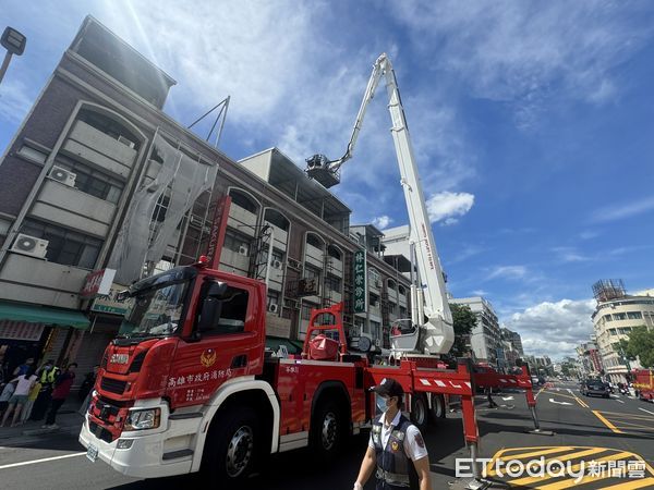 ▲高雄市三民區正義路民宅發生火警，母子逃生之後緊緊相擁            。（圖／記者吳世龍攝）