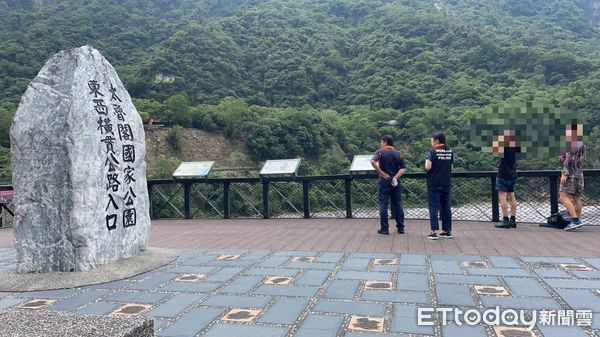 ▲▼兩個兒子到太魯閣閣口、砂卡礑東端入口等處，並在太魯閣國家公園管理處前進行祈禱儀式。（圖／新城警分局提供，下同）