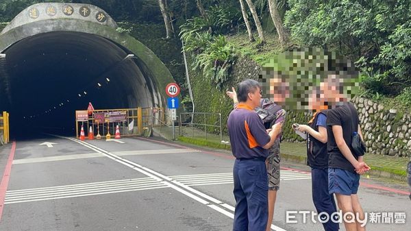 ▲▼兩個兒子到太魯閣閣口、砂卡礑東端入口等處，並在太魯閣國家公園管理處前進行祈禱儀式。（圖／新城警分局提供，下同）