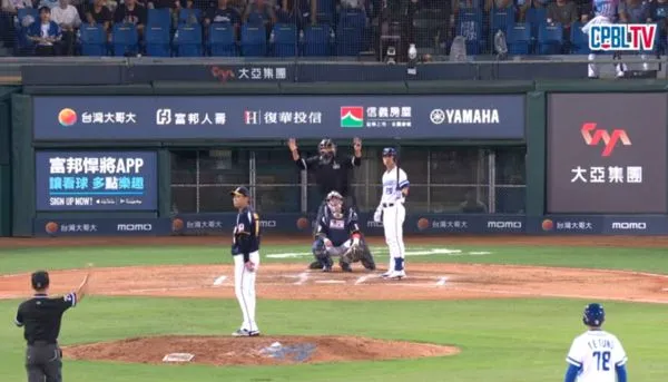 ▲▼裁判抓投球超時，賽後聯盟賽務部檢討認為判決有問題。（圖／CPBL TV）