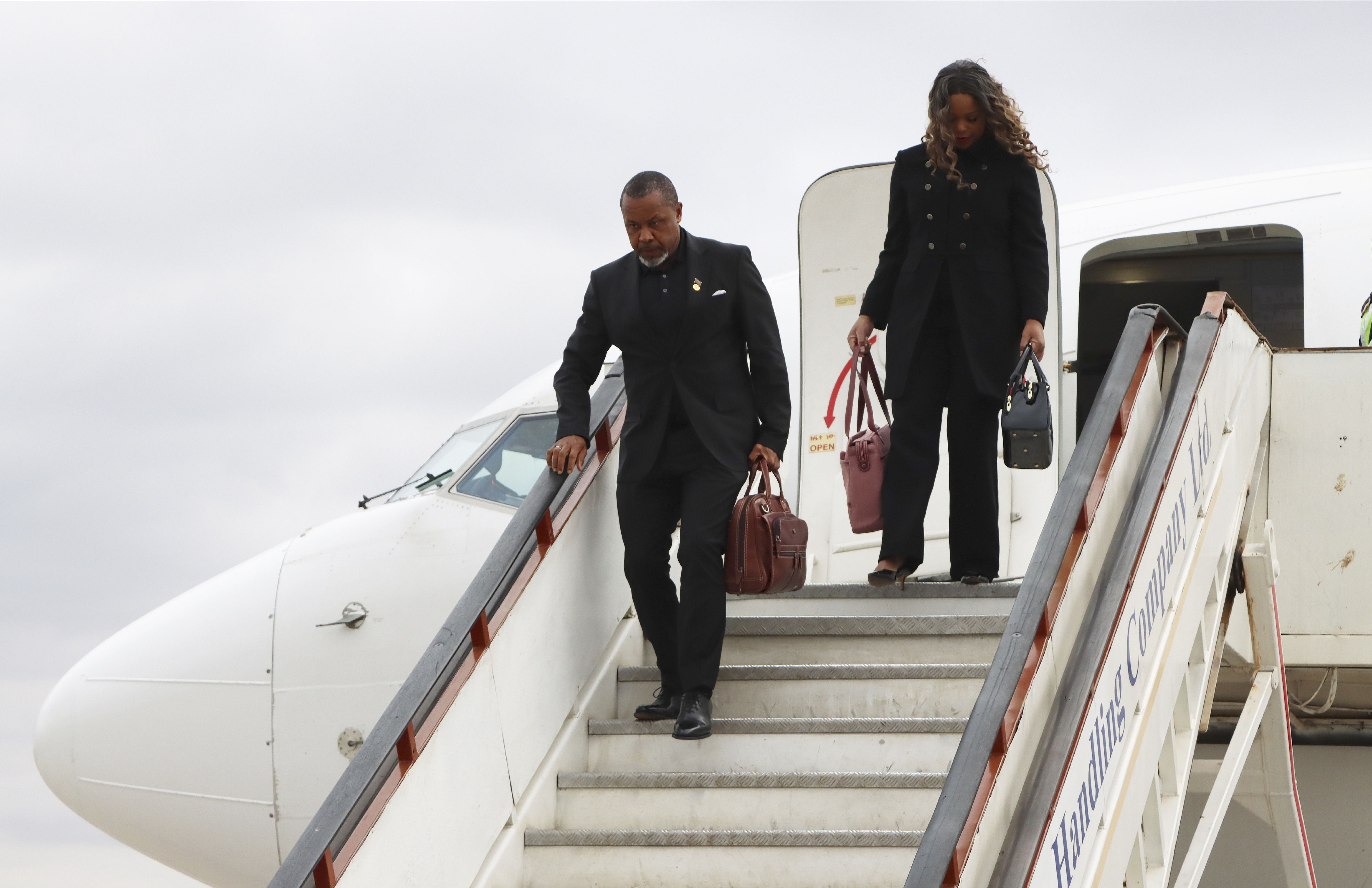 ▲▼  馬拉威副總統齊里瑪（Saulos Chilima）及妻子瑪麗（Mary）9日從南韓返國下機身影。（圖／志影像／美聯社）
