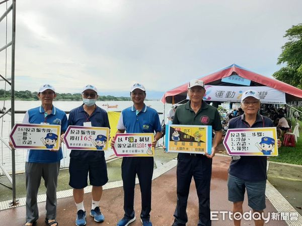 ▲東港警方至龍舟競賽會場進行打詐宣導             。（圖／記者陳崑福翻攝）