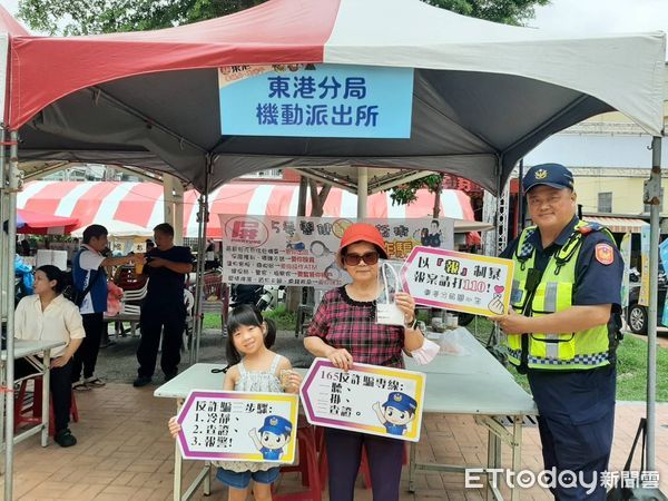 ▲東港警方至龍舟競賽會場進行打詐宣導             。（圖／記者陳崑福翻攝）