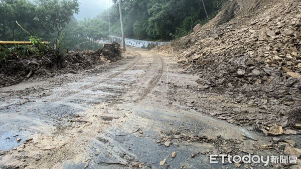 ▲▼             南投奧萬大園區聯外道路投85線邊坡又坍方。（圖／民眾提供）