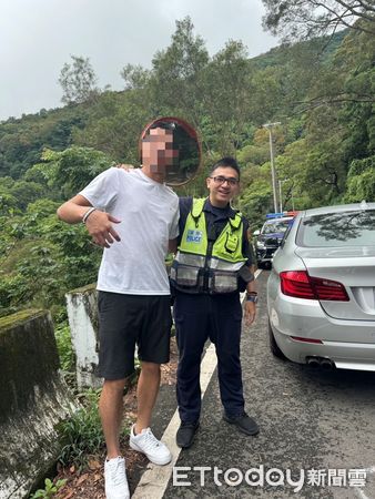 ▲里港警分局三地門分駐所警員何韋成助林男迅速處理爆胎            。（圖／記者陳崑福翻攝）