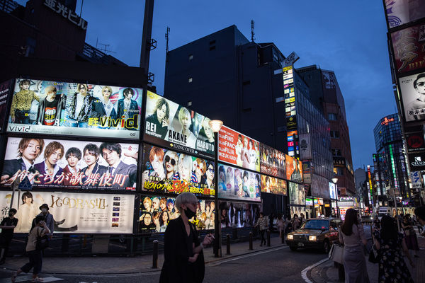 ▲▼東京新宿歌舞伎町的牛郎店廣告看板。（圖／VCG）