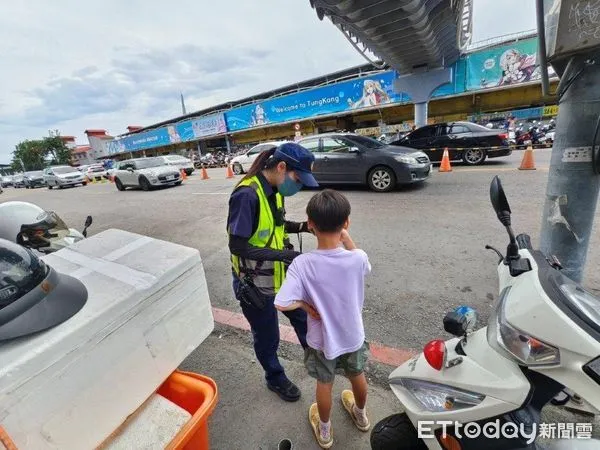 ▲東港分局警員王弘毅、吳享諾協助男童找到媽媽            。（圖／記者陳崑福翻攝）