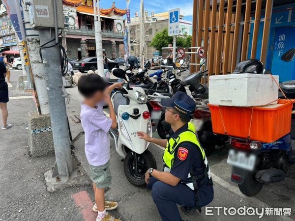 ▲東港分局警員王弘毅、吳享諾協助男童找到媽媽            。（圖／記者陳崑福翻攝）