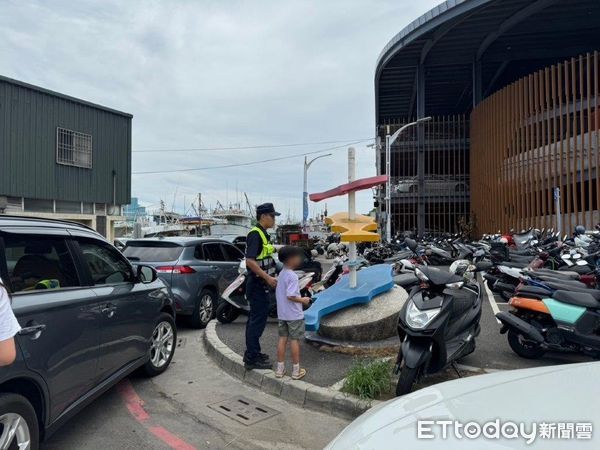 ▲東港分局警員王弘毅、吳享諾協助男童找到媽媽            。（圖／記者陳崑福翻攝）