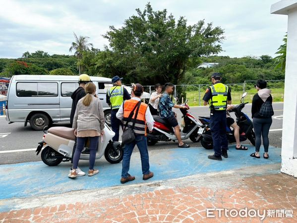 ▲屏東監理站會同東港警方在小琉球執行交通安作為措施             。（圖／記者陳崑福攝）