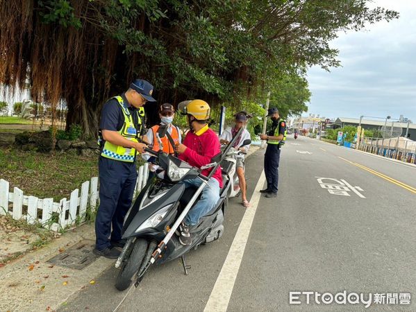 ▲屏東監理站會同東港警方在小琉球執行交通安作為措施             。（圖／記者陳崑福攝）