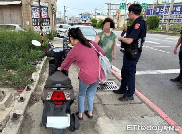 ▲▼葉女在警方幫忙下開心將機車騎回家。（圖／大園警分局提供）