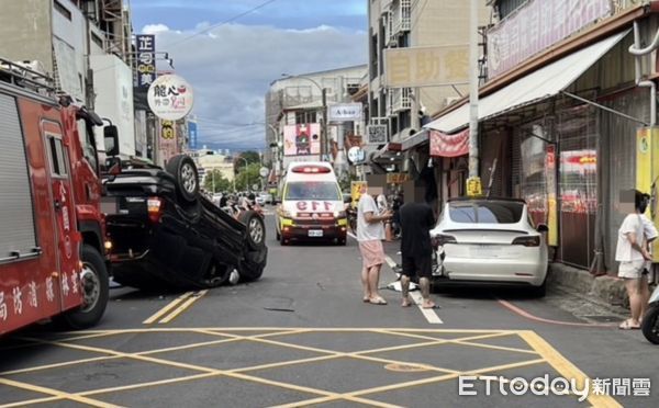 ▲雲林自撞事故，自小客車彈飛路中「烏龜翻」。（圖／記者蔡佩旻翻攝）