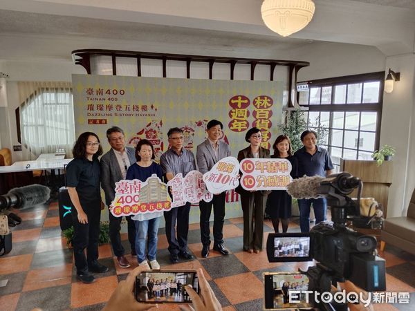 ▲台南市文化局委託經營的林百貨，特別選在「台南400」與「再開幕10週年」的熱鬧時刻，與南台科技大學、冠禾創意設計合作嶄新的大型戶外裝置藝術，量身打造璀璨摩登五棧樓的閃耀四芒星。（圖／記者林東良翻攝，下同）