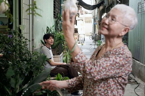 ▲Billkin與飾演阿嬤的76歲泰國新演員Taew再度合體拍攝MV。（圖／CATCHPLAY提供）