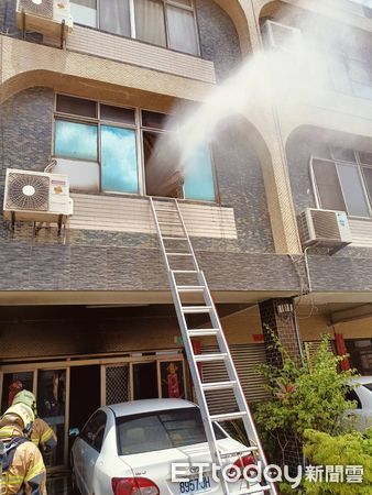 ▲台南市學甲區新達里華宗路一棟透天厝發生火警，因住警器奏效，人員平安逃生，火勢迅速撲滅。（圖／記者林東良翻攝，下同）