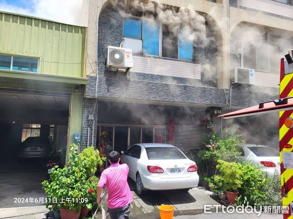 ▲台南市學甲區新達里華宗路一棟透天厝發生火警，因住警器奏效，人員平安逃生，火勢迅速撲滅。（圖／記者林東良翻攝，下同）