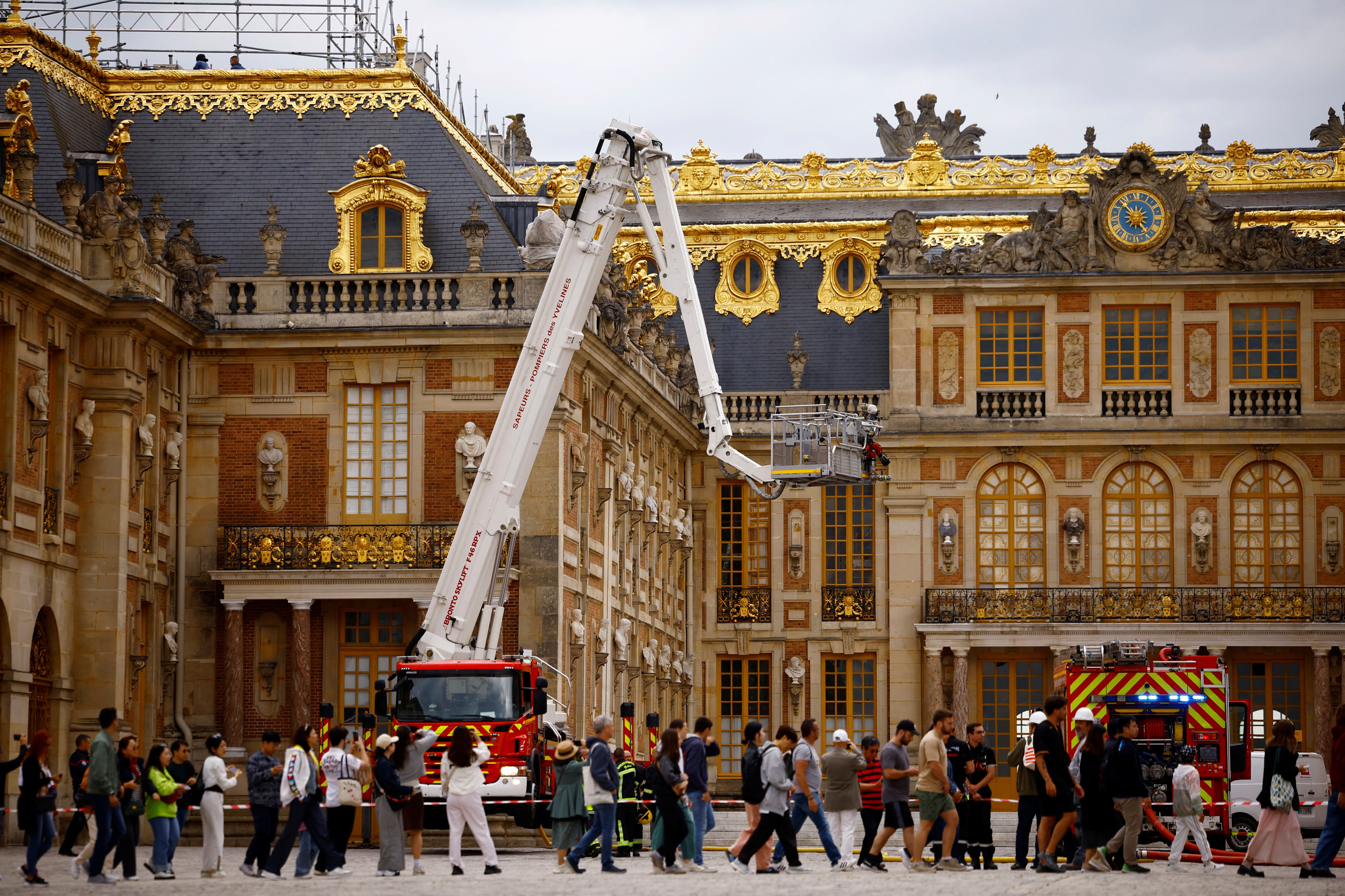 ▲▼法國巴黎郊外的凡爾賽宮（Palace of Versailles）11日冒出濃煙。（圖／路透）