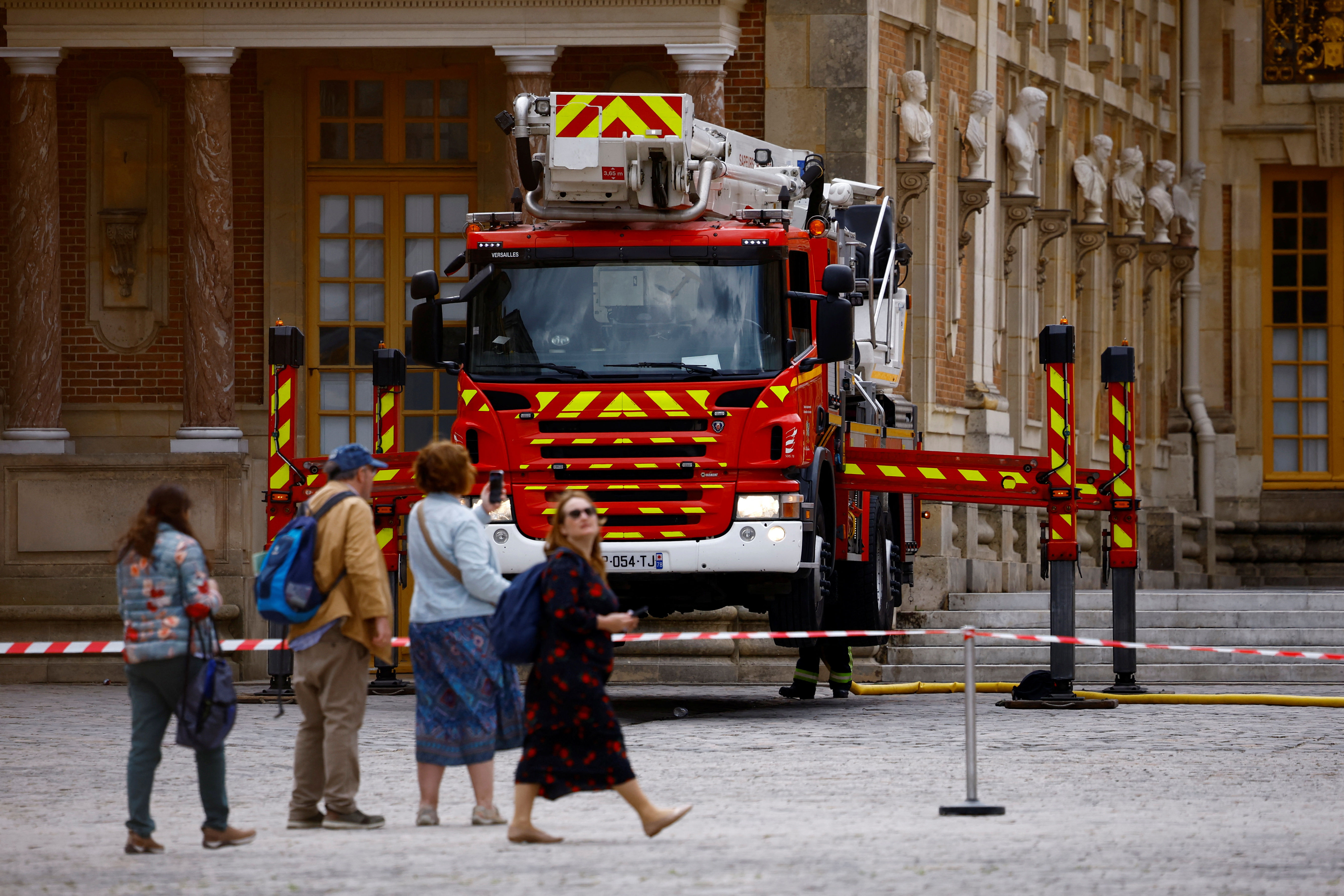 ▲▼法國巴黎郊外的凡爾賽宮（Palace of Versailles）11日冒出濃煙。（圖／路透）