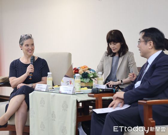 ▲美國在台協會孫曉雅處長將於今夏任滿離任，她於11日率領高雄分處張子霖分處長等4位官員向台南市黃偉哲市長辭行，新聞及國際關係處蘇恩恩處長陪同與會。（圖／記者林東良翻攝，下同）