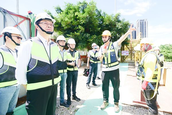 ▲桃園市長張善政今天上午視察位於龜山區的機捷A7體育大學聯外站新闢T型橋梁工程。（圖／捷工局提供）