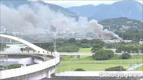 ▲▼新北市新店區發生工廠火警，警消目前正全力搶救。（圖／記者陸運陞翻攝）