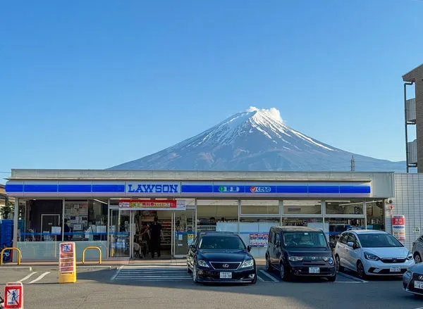 ▲▼富士山LAWSON。（圖／讀者授權提供，請勿隨意翻攝，以免侵權）