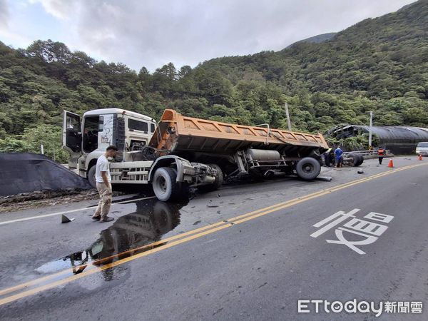 ▲砂石車於台14線自撞護欄傾倒路旁，導致車、輪分離。（圖／記者高堂堯翻攝，下同）