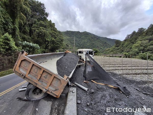 ▲砂石車於台14線自撞護欄傾倒路旁，導致車、輪分離。（圖／記者高堂堯翻攝）