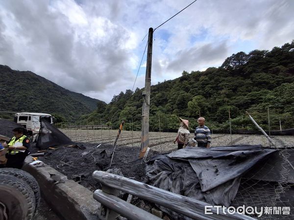 ▲砂石車於台14線自撞護欄傾倒路旁，導致車、輪分離。（圖／記者高堂堯翻攝）