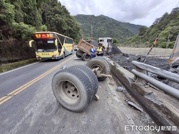 ▲砂石車於台14線自撞護欄傾倒路旁，導致車、輪分離。（圖／記者高堂堯翻攝）