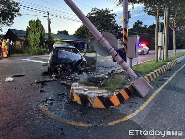 ▲▼ 台一線苗栗縣後龍段發生轎車自撞火燒車事故，駕駛迄今消失無蹤。（圖／記者楊永盛翻攝）