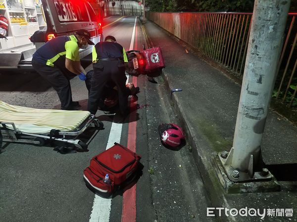 ▲▼             基隆市中正區公車漏油，2輛機車行經新豐街八斗高中旁轉彎處打滑自摔。（圖／記者郭世賢翻攝）