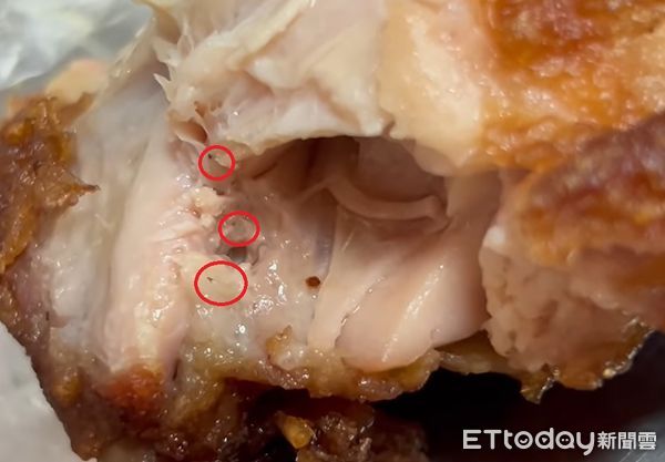 ▲雞腿有蛆。（圖／翻攝《大里霧峰在地人》）