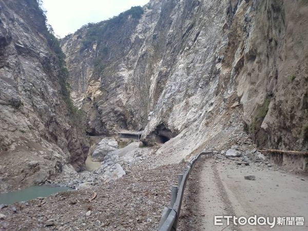 ▲▼中橫台8線174.8k錐麓隧道東口，12日清晨發生上邊坡坍方，造成雙向阻斷。（圖／公路局提供，下同）