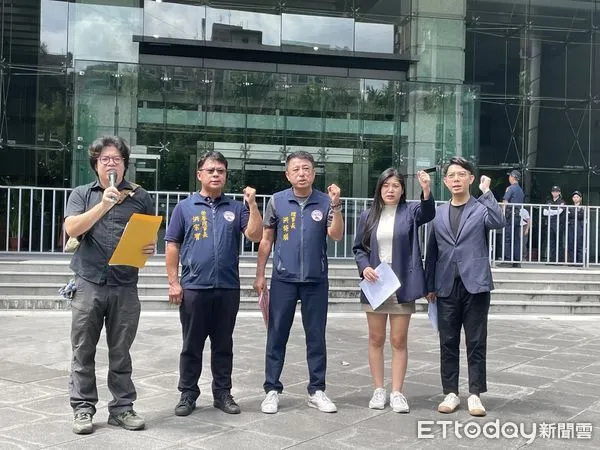 ▲▼行人路權、機車團體等民間團體集結在交通部，向新部長李孟諺喊話盡速「與民對話」 。（圖／記者蔡亞樺攝）