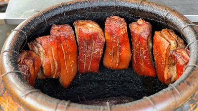 清邁「水缸夯烤」70泰銖脆皮豬肉飯！