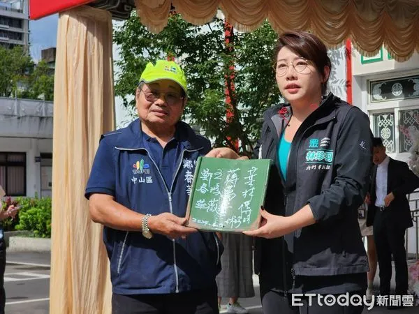 ▲▼鄭春華里長、民眾黨市議員林珍羽於台北市立第一殯儀館拆除工程瓦片簽名。（圖／記者陳家祥攝）