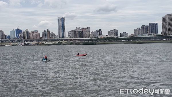 ▲▼  男子從台北橋墜下緊急送醫           。（圖／記者黃彥傑攝）