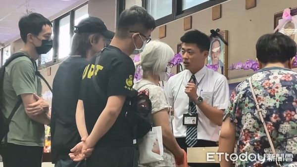 ▲▼台中潭子一名男子上午騎機車載孫女上課，卻慘遭聯結車輾壓爆頭，孫女擦挫傷。（圖／民眾提供，下同）