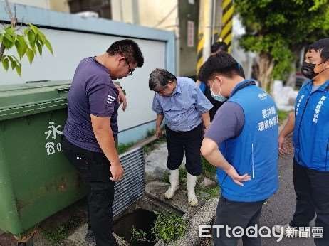 ▲雲林縣環保局循線查獲食品廠將未經處理的廢(污)水經雨水排放口排出，現場檢測pH值為4.89屬酸性廢水。（圖／記者蔡佩旻翻攝）