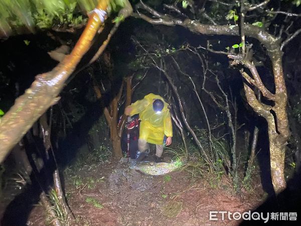 ▲▼何姓男子獨攀登加里山跌落邊坡，消防局搜救人員花費8小時成功救下山。（圖／苗栗縣消防局提供）