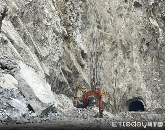 ▲中橫錐麓隧道東口邊坡坍方，經搶修團隊於災害路段東、西兩端同步搶修已完成清坍搶通。（圖／公路局提供）