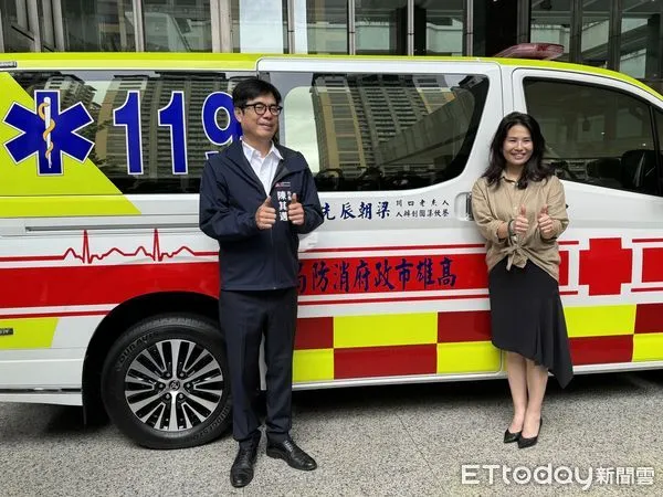 ▲▼老四川董事長陳淑萍捐贈救護車,陳其邁 。（圖／記者吳世龍攝）