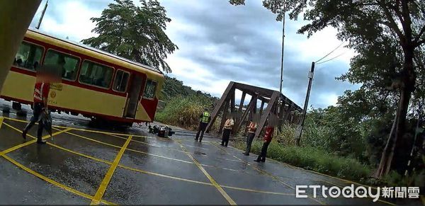 ▲▼嘉義男子騎機車闖平交道，幸好阿里山小火車司機急煞，才未發生憾事             。（圖／記者翁伊森翻攝）