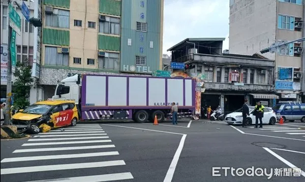 ▲台南市北區成功路、成功238巷口，13日上午11時31分許發生一起車禍，造成計程車司機及車上乘客共5人受傷送醫。（圖／記者林東良翻攝，下同）