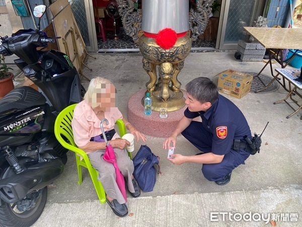 ▲92歲白髪婦人不耐高溫且體力不支路旁，警方據報前往救護。（圖／龍潭警分局提供）