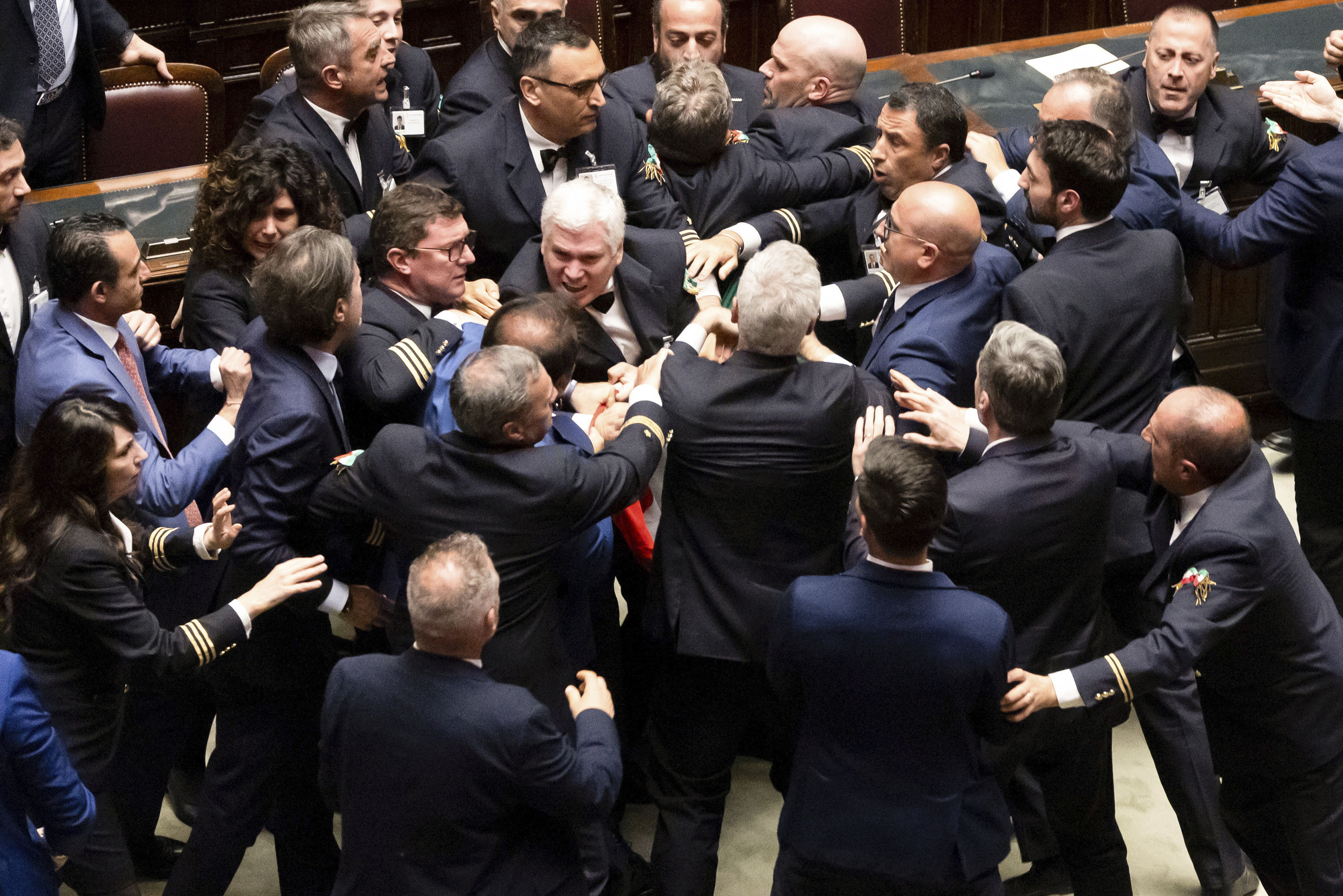 ▲▼ 義大利議會12日出現多人推擠的肢體衝突場面。（圖／達志影像／美聯社）