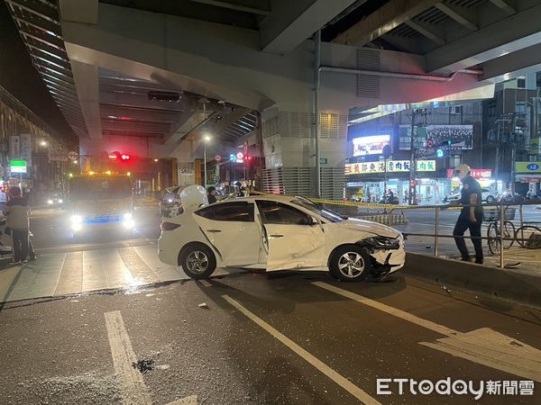 ▲▼新北通緝犯見警心虛逃，駕車狂衝闖紅燈，路口撞飛騎士。（圖／記者陸運陞翻攝）