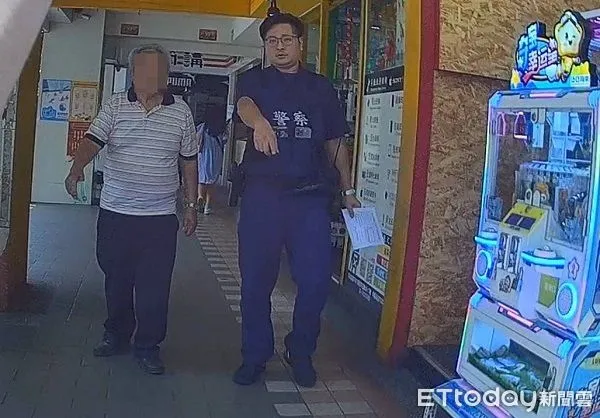 ▲警方追回辦卡遭拒的鍾姓男子。（圖／桃園警分局提供）